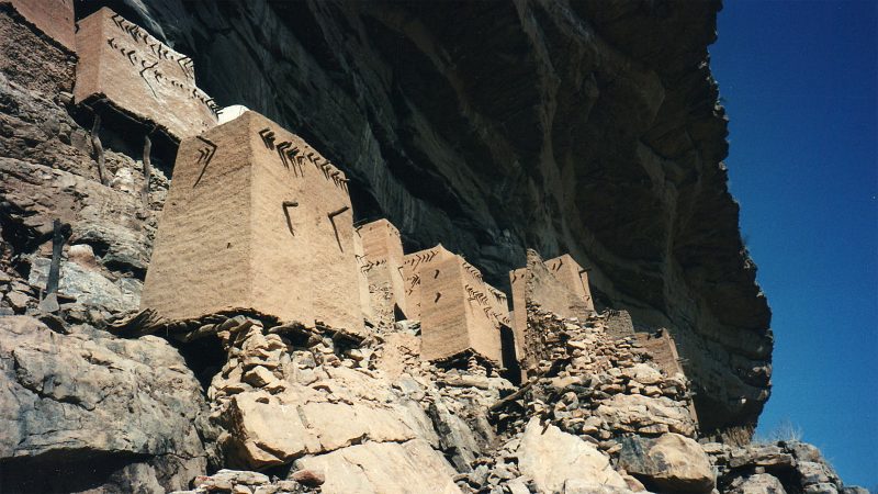 Illustration for article titled Amazing Cliff Houses: Literally Living on the Edge